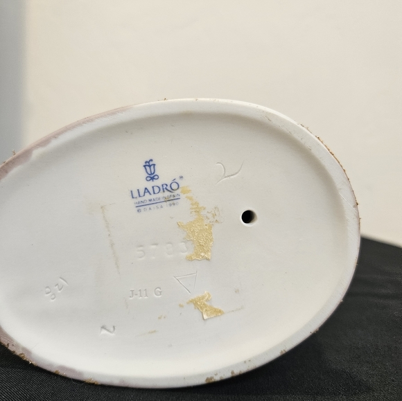 Lladro Porcelain Figurine "Bellhop Special Delivery" - Picture 9 of 9